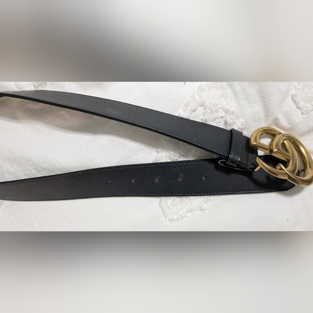 Gucci Elegant Black Belt with Gold Buckle - Picture 4 of 5